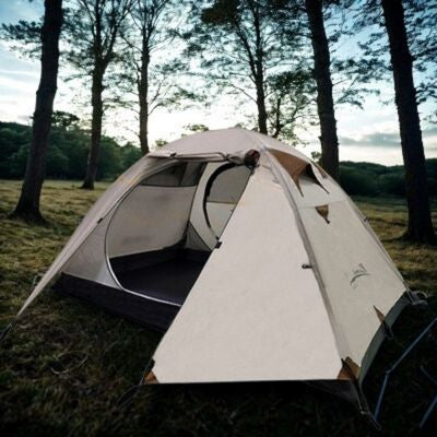 Tente dome installée sous des pins
