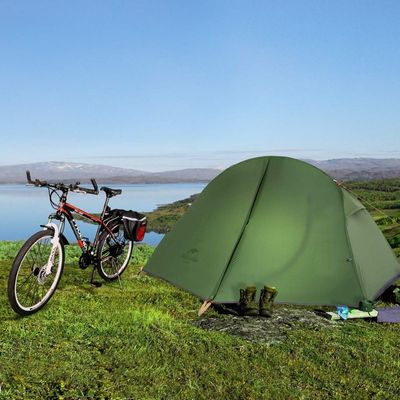 Tente trekking 1 place plantée bord lac côté vélo