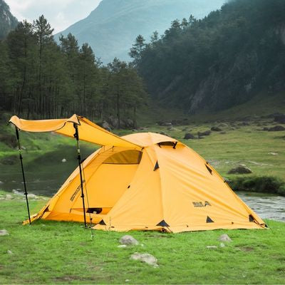 Tente trekking 2 places auvent ouvert tenu par bâtons marche