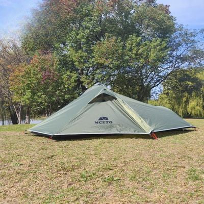 Tente ultra légère 1 place installée prairie