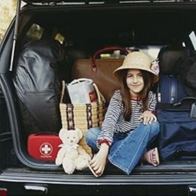 Trousse de premier secours placée coffre voiture départ vacances