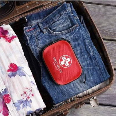 Trousse de secour voyage rangée dans valise