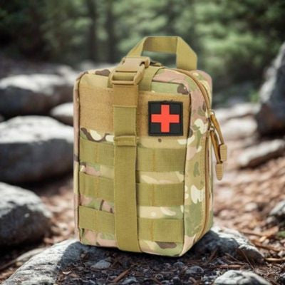 Trousse premier secours kaki posée pierre