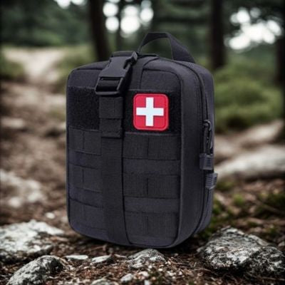 Trousse premier secours noire posée chemin
