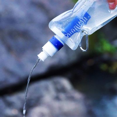 Une eau claire limpide coule cette gourde filtrante