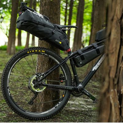 Vélo posé arbre sacoche velo selle bien mise