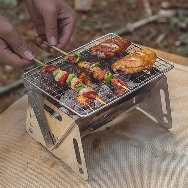 Brochettes posées à la main sur le barbecue pliable GrillFlam