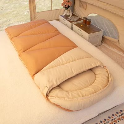 Sac de couchage posé serviette tente camping