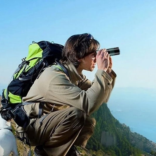 Randonneur observant la vallée avec son télescope monoculaire TrekScope
