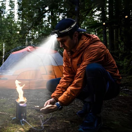 homme utilise meilleurs lampe frontale trail
