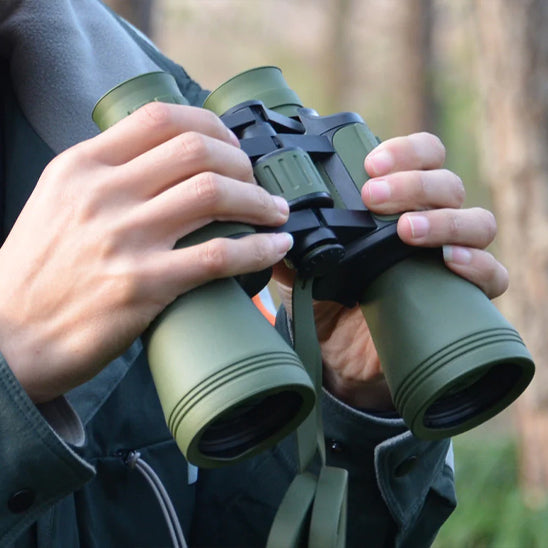 Mains tenant des jumelles randonnée PeakView vert armée en forêt