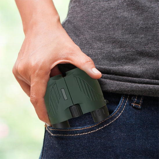 Jumelles pour randonnée PocketView glissées dans une poche de pantalon