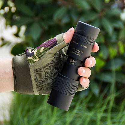 Télescope monoculaire TrekScope noir compact tenu d'une main