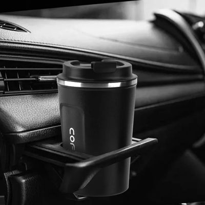 mug isotherme café inséré dans porte gobelet voiture
