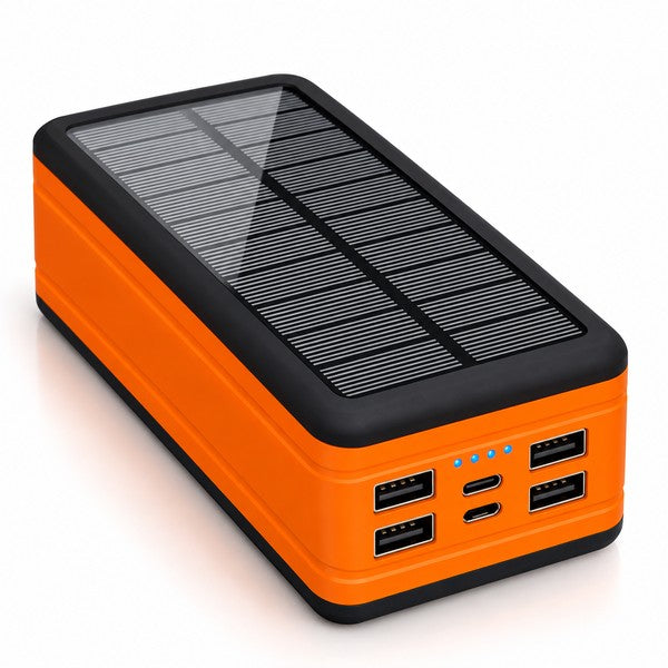 Batterie externe solaire 50000 mAh orange et noire avec 4 ports USB, sur fond blanc