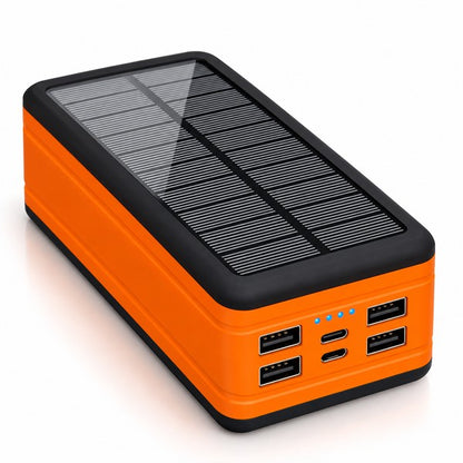 Batterie externe solaire 50000 mAh orange et noire avec 4 ports USB, sur fond blanc