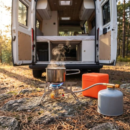 Réchaud camping gaz FlexFlam avec popote fumante devant un van