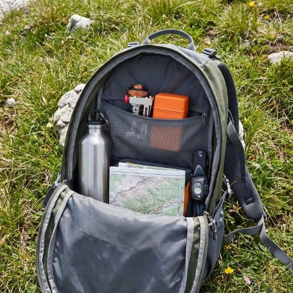 Réchaud gaz MiniFlam rangé dans un sac à dos de randonnée