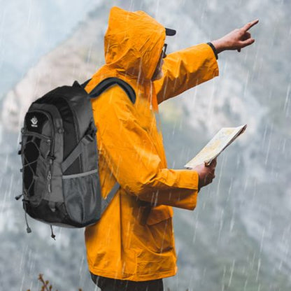 Homme indique direction sac à dos 30 litres sous pluie