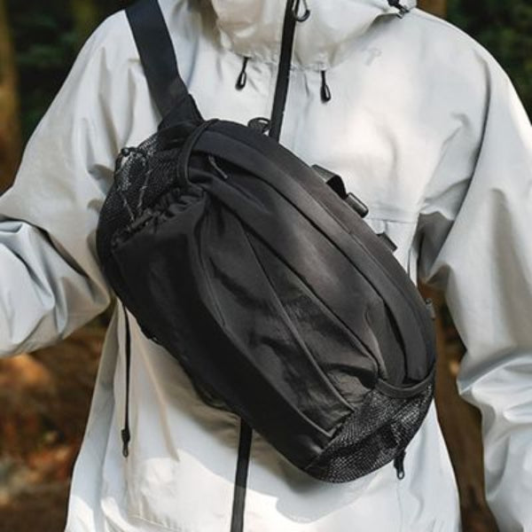 Randonneur portant le sac banane homme FlexMove noir