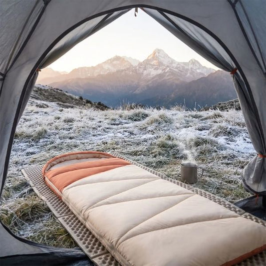 Sac de couchage hiver CosyPod devant une tente givrée